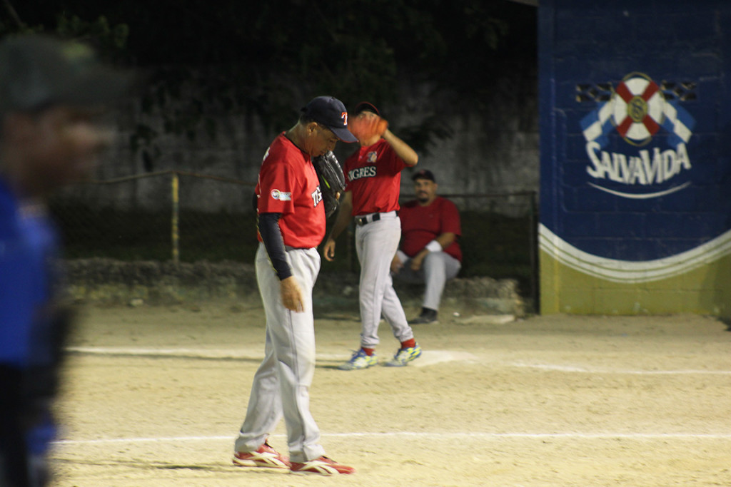 Pitcher de Tigres, Jorge Zanoletty, piensa su próximo lanzamiento. Foto HSI