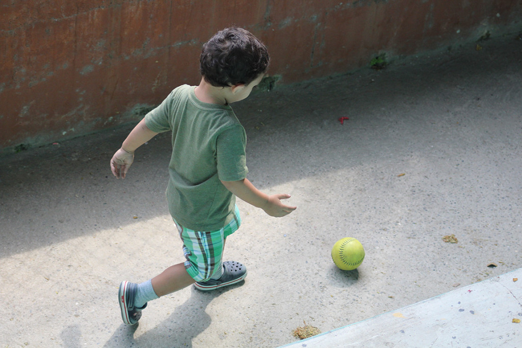 Este nene juega un versión de Fútbol con Softbol. Futsófbol? Foto HSI