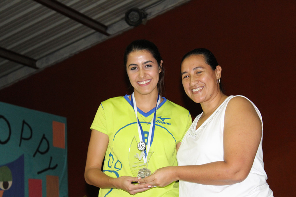Sara Ardón recibe de Jenny Alvarez el trofeo como la MVP de la final femenil. Foto HSI