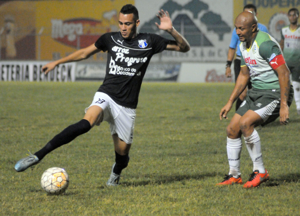 Acciones del juego del viernes entre el campeón Honduras-Progreso y Juticalpa. Foto LNP