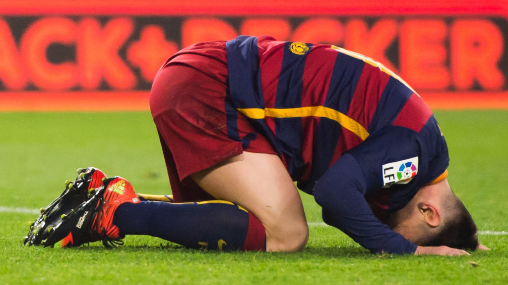 Un futbolista lesionado puede ser atendido dentro del campo. Foto AFP