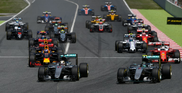 Hamilton y Rosberg abandonan tras chocar en la primera vuelta