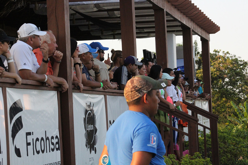 Los asistentes apoyaron en todo momento al nuevo campeón del Honduras Open. Foto HSI
