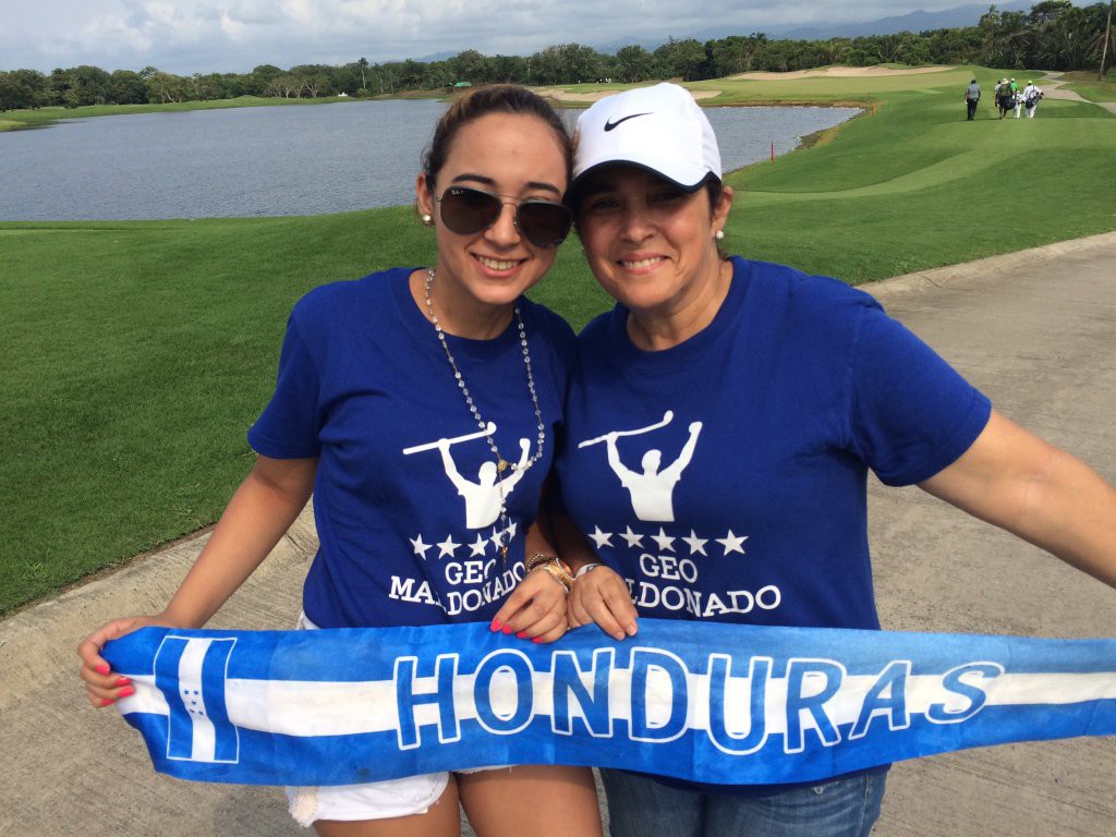 La hermana y madre de Geoffrey Maldonado lo apoyan en todo momento del torneo. Foto PGA