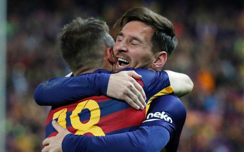 Messi y Jordi Alba, los dos protagonistas del partido, abrazándose tras el gol. Foto EFE