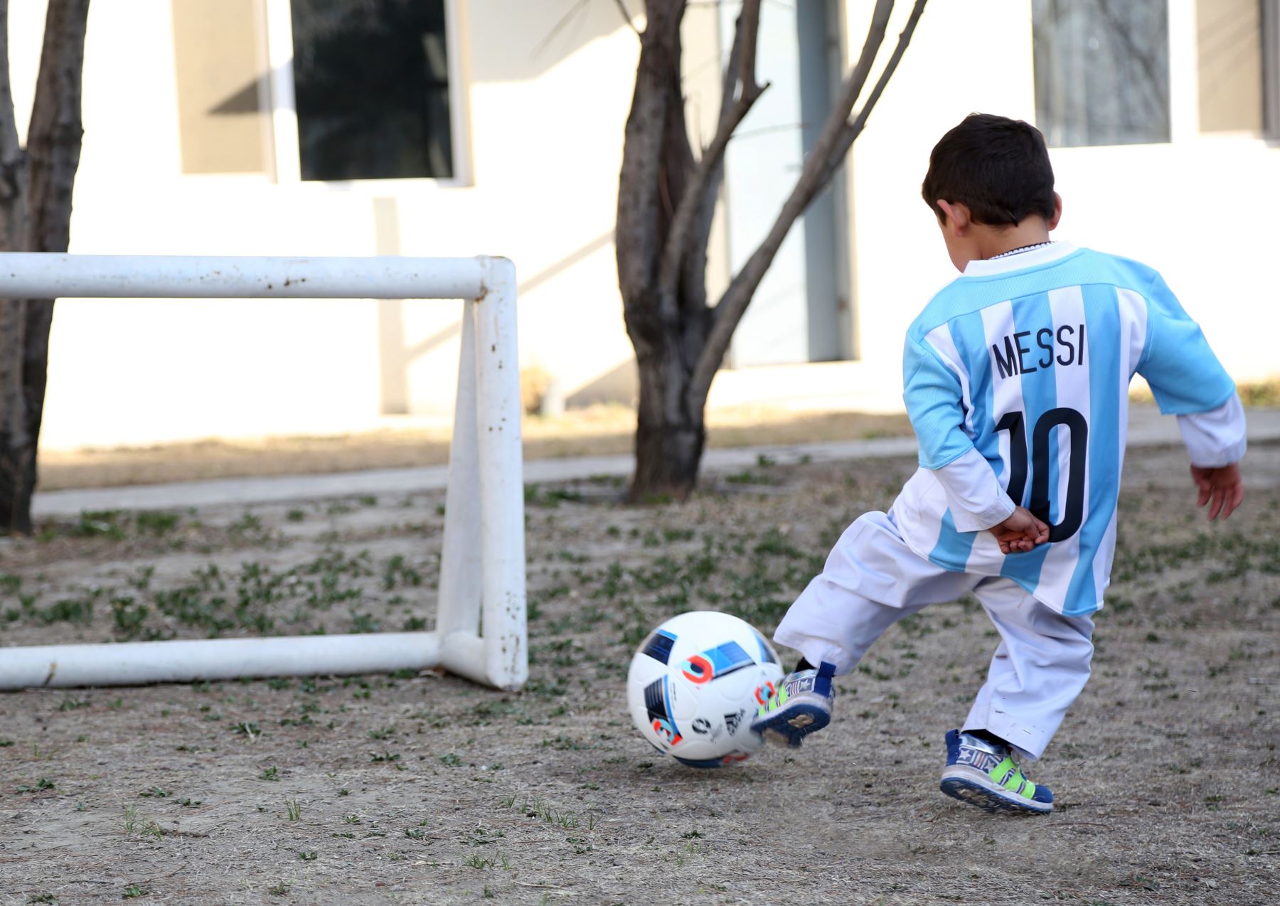 La pesadilla de Murtaza Ahmadi, el "pequeño Messi afgano"