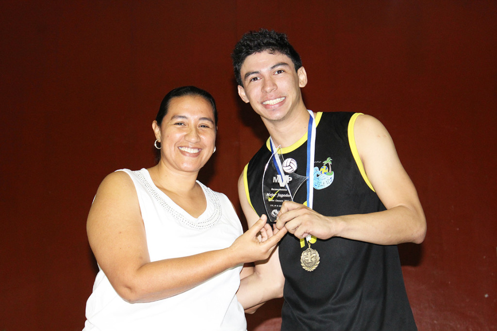 Momento en que Jenny Álvarez entregó el trofeo como MVP de la liga del Valle de Sula a Jahzeel. Foto HSI
