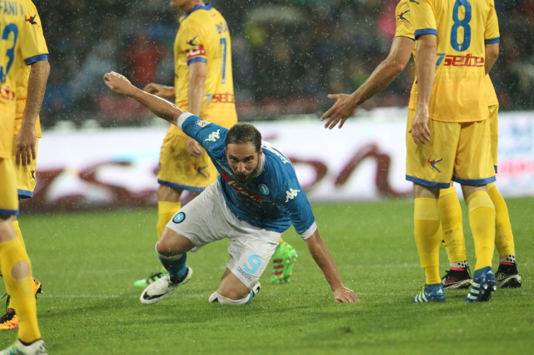 Juventus cierra con goleada; Higuaín entra en historia con Nápoles; Milan fuera de Europa