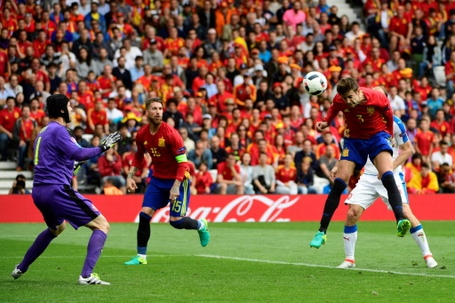 Piqué permite a España ganar a los checos en su debut