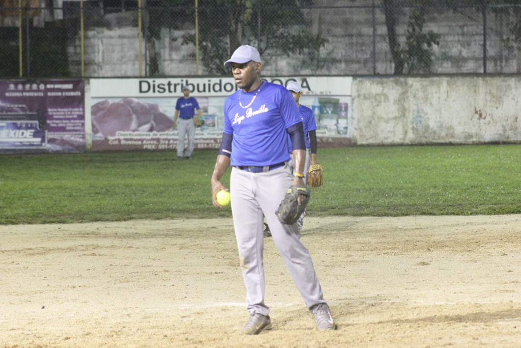   José Bernárdez lució descontrolado en su pitcheo por ratos. Foto HSI