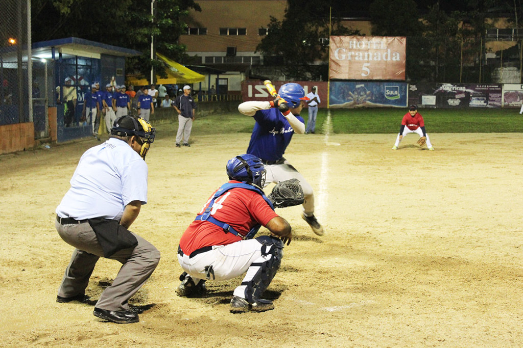 Atentos la lanzaiento del pitcher de Puerto Cortés: Umpire, catcher y bateador. Foto HSI