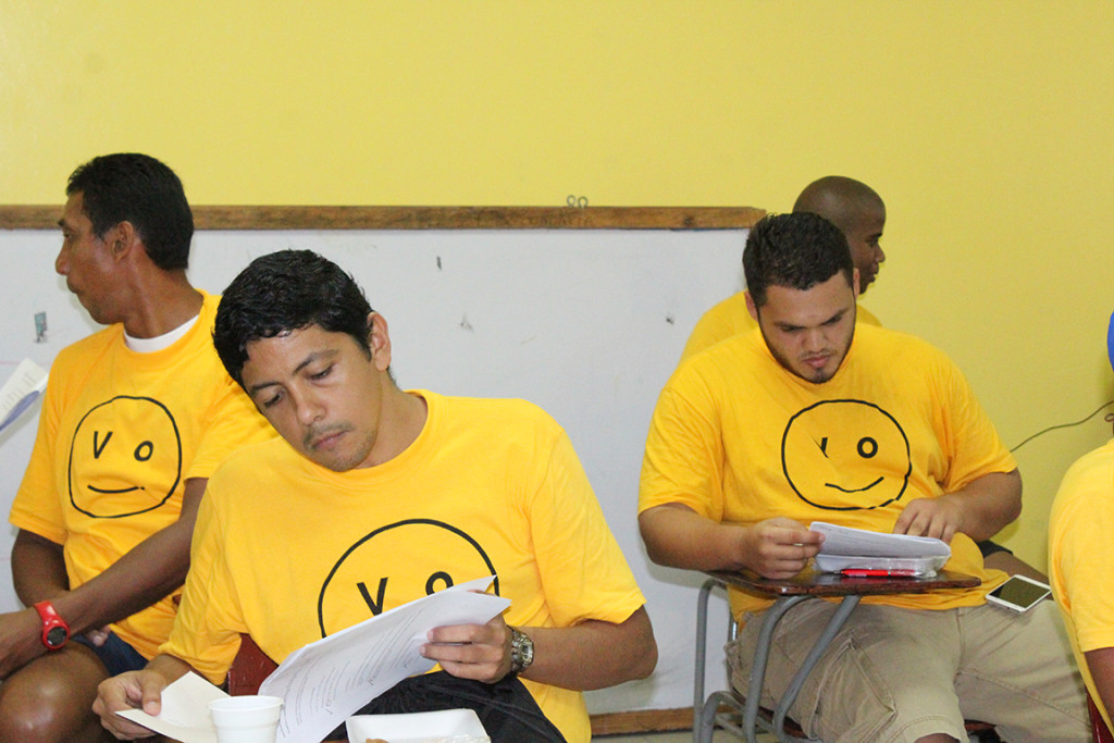 Los asistentes al curso durante la revisión de sus notas del examen teórico. Foto HSI