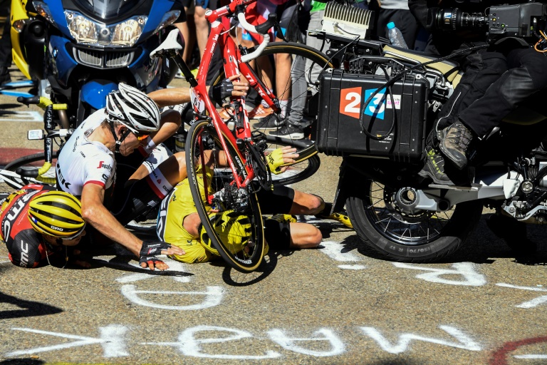 Froome cae y echa a correr en el Mont Ventoux pero salva el maillot amarillo
