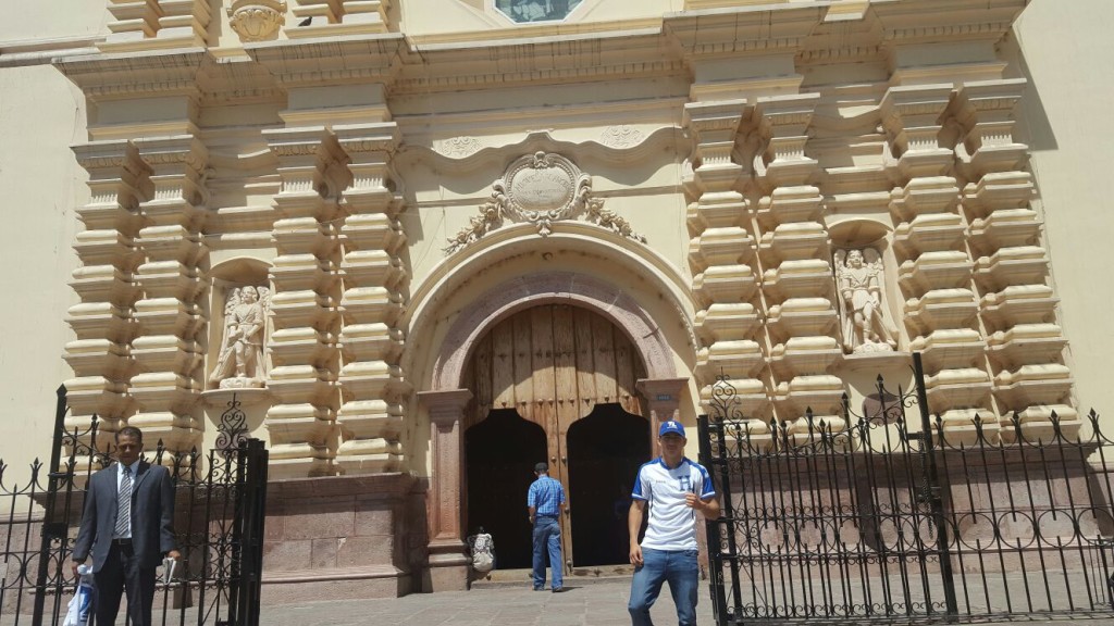 Visitando la iglesia del Parque Central de Tegucigalpa.