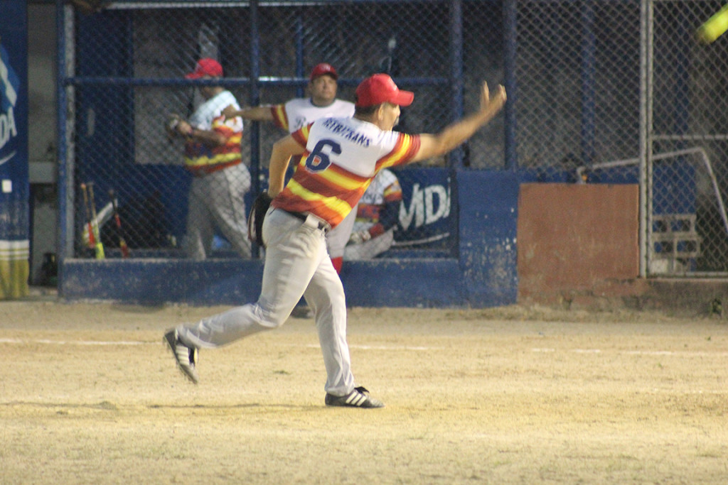 El "Guicho" Funez lanzando en el juego entre Rukys y Rokosos. Foto HSI