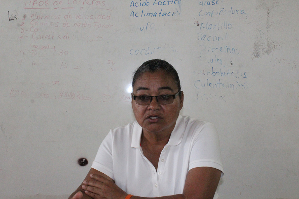 La profe Margoth Andino. Al fondo se ve en la pizarra la información teórica de sus clases. Foto HSI