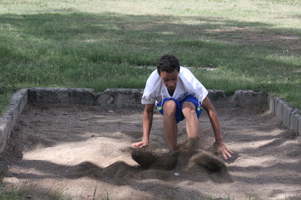 Esta pila de arena para salto largo, debería estar llena pero la falta de recursos no permite tenerla en el nivel adecuado. Foto HSI