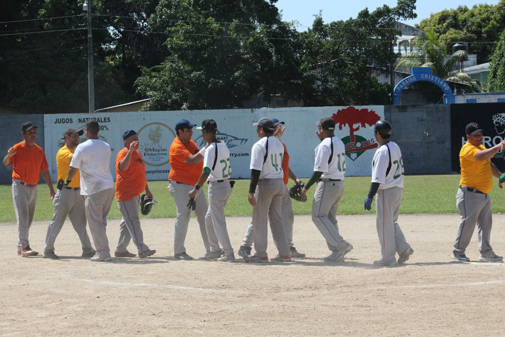 El saludo deportivo después de finalizado el juego es una tradición en el softbol. Foto HSI