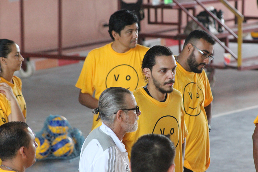 El profesor Francisco Cruz se dirige a los asistentes del curso de voleibol. Foto HSI