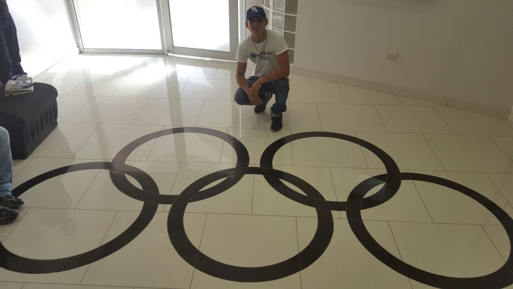 Con los anillos del Comité Olímpico Internacional.