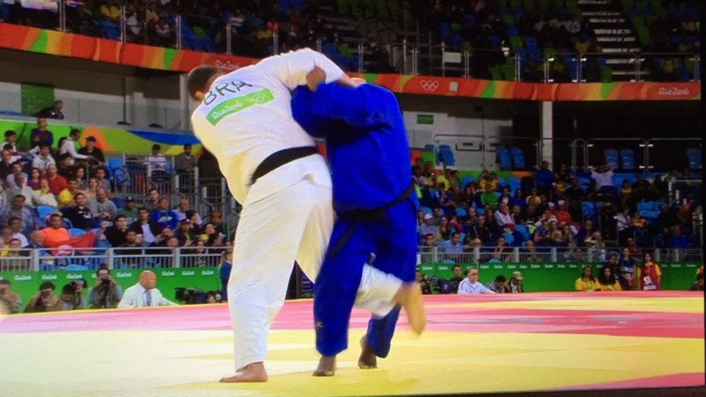 Momento en que el brasileño Da Silva pone en el suelo a Pileta para llevarse la pelea. Captura de pantalla