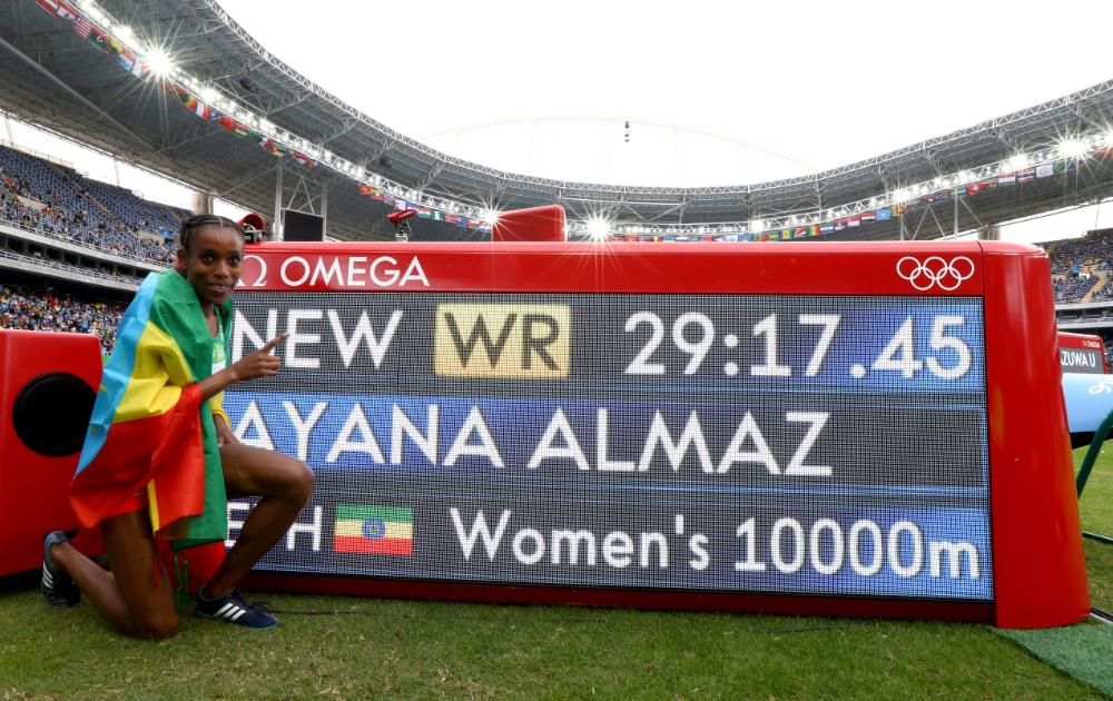 Oro y récord mundial femenino en 10,000 Mts. para etíope Almaz Ayana
