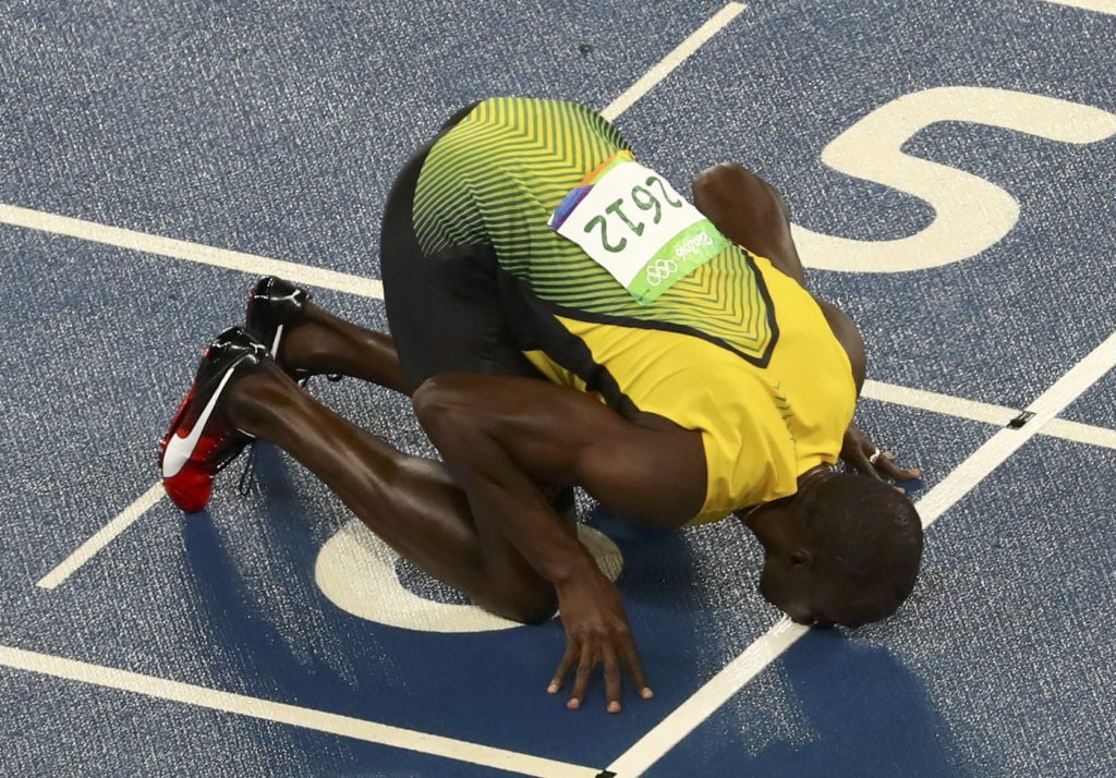 Usain Bolt de Jamaica besa el track después de ganar el oro. Foto Reuters/Leonhard Foeger