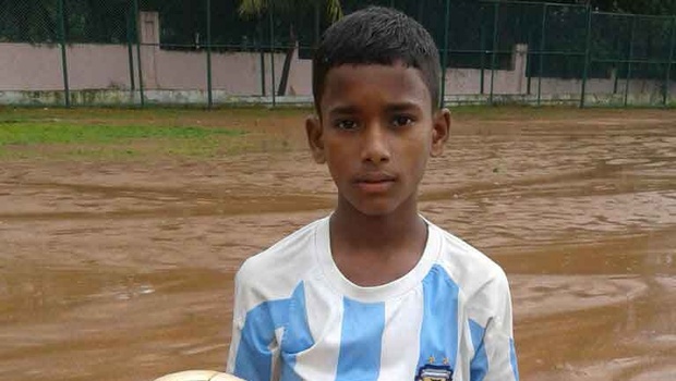 Niño pobre de India, seguidor de Messi, quiere hacer historia en el Bayern Múnich