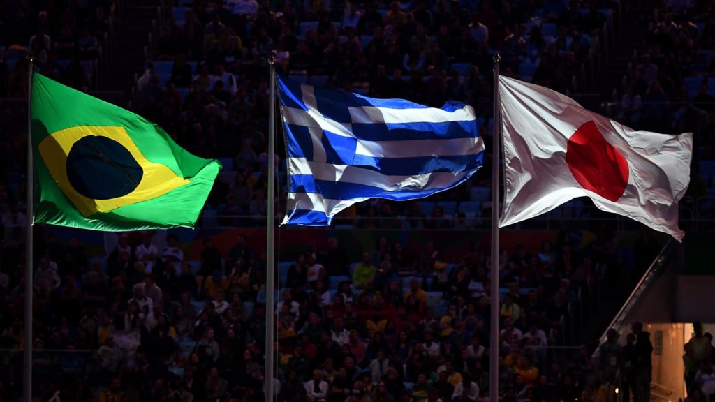 Las banderas de Brasil, sede, Grecia, donde nacen los Juegos y de Japón, donde serán los próximos juegos. Foto Rio/Getty