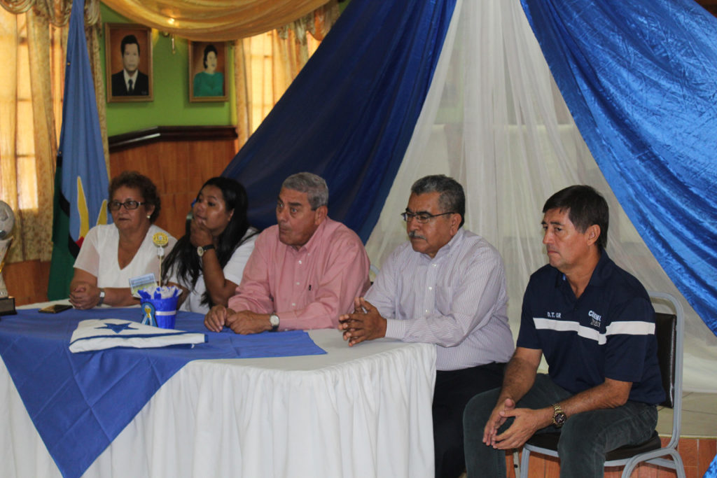 Mesa principales con autoridades municipales de Choloma. Foto HSI