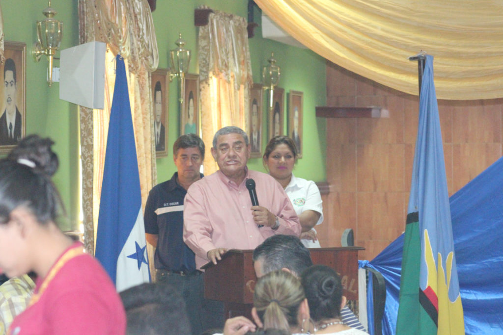 El alcalde de Choloma, Ing. Crivelli, se dirige a la audiencia y jugadores de Cidemuch. Foto HSI