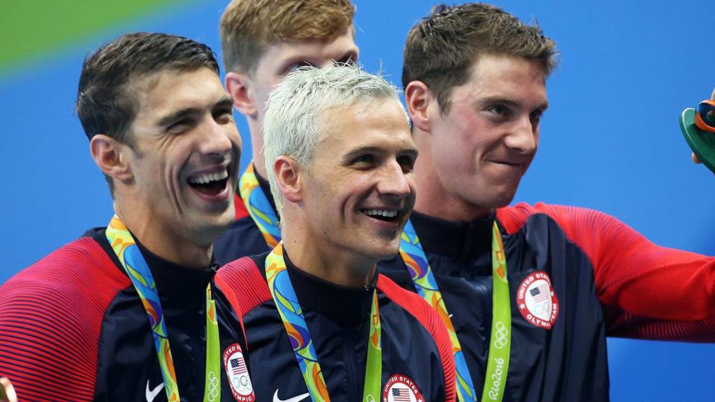 Lochte, de cabello blanco, y ahora llamado LochteGate, junto al equipo de EUA de natación con sus medallas de oro. Foto Getty