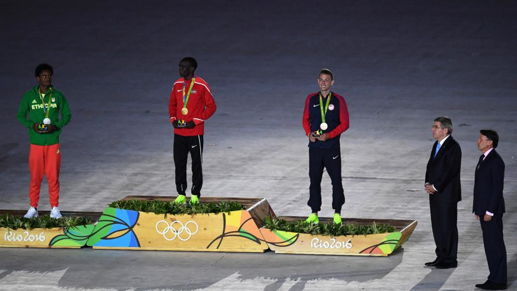 Los medallistas de la maratón son premiados en medio de la fiesta del estadio Maracaná. Foto Rio/Getty