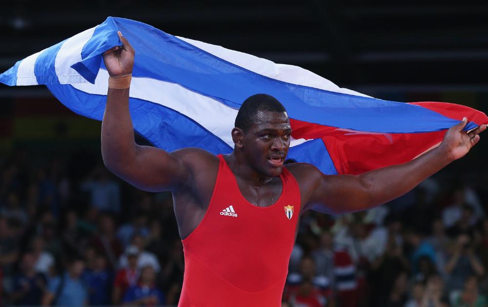 Cubano López hace historia al conseguir tercer oro Olímpico consecutivo en lucha