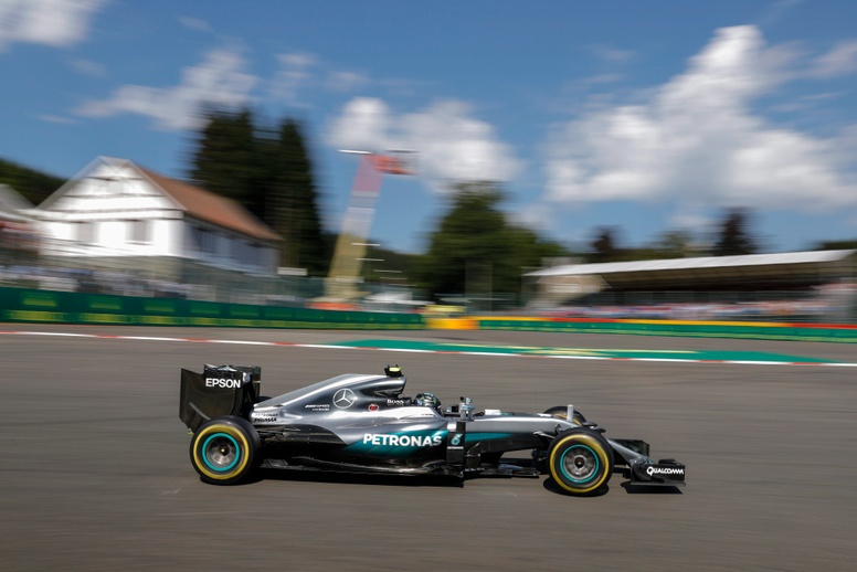 Rosberg se lleva la 'pole' en Bélgica. Hamilton parte penúltimo