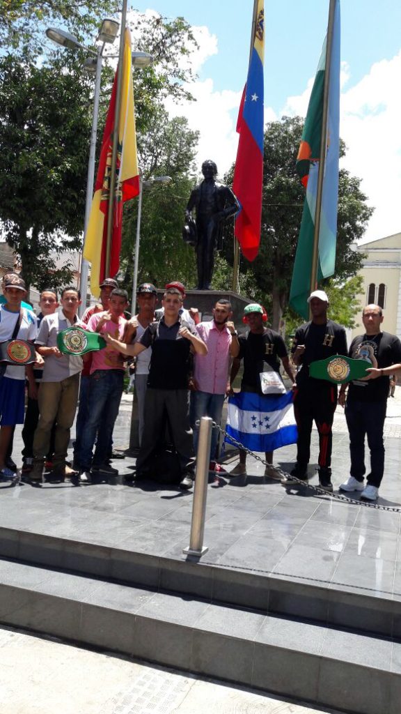Los boxeadores en la Plaza Bolivar de Venezuela. 