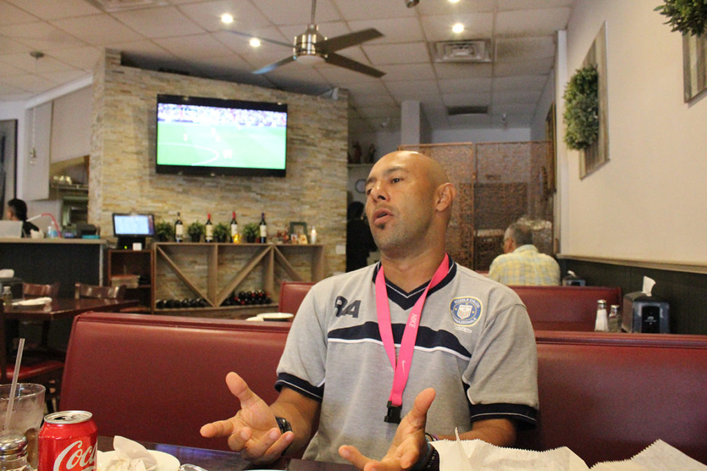 Ricky siempre expresivo y apasionado al hablar de fútbol. Foto HSI/Roberto Romero