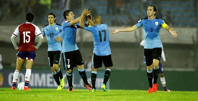 Uruguay le mete cuatro a Paraguay y se hace con el liderato temporalmente