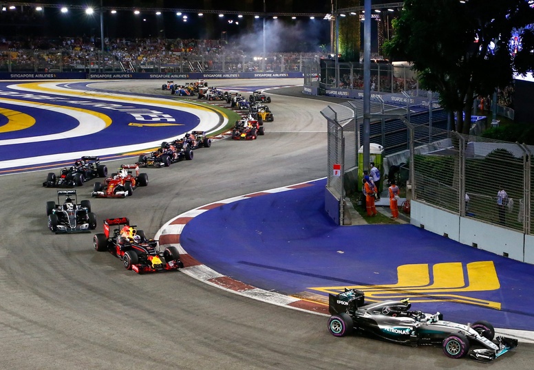 Nico Rosberg toma el liderato del Mundial al vencer a Hamilton en Singapur