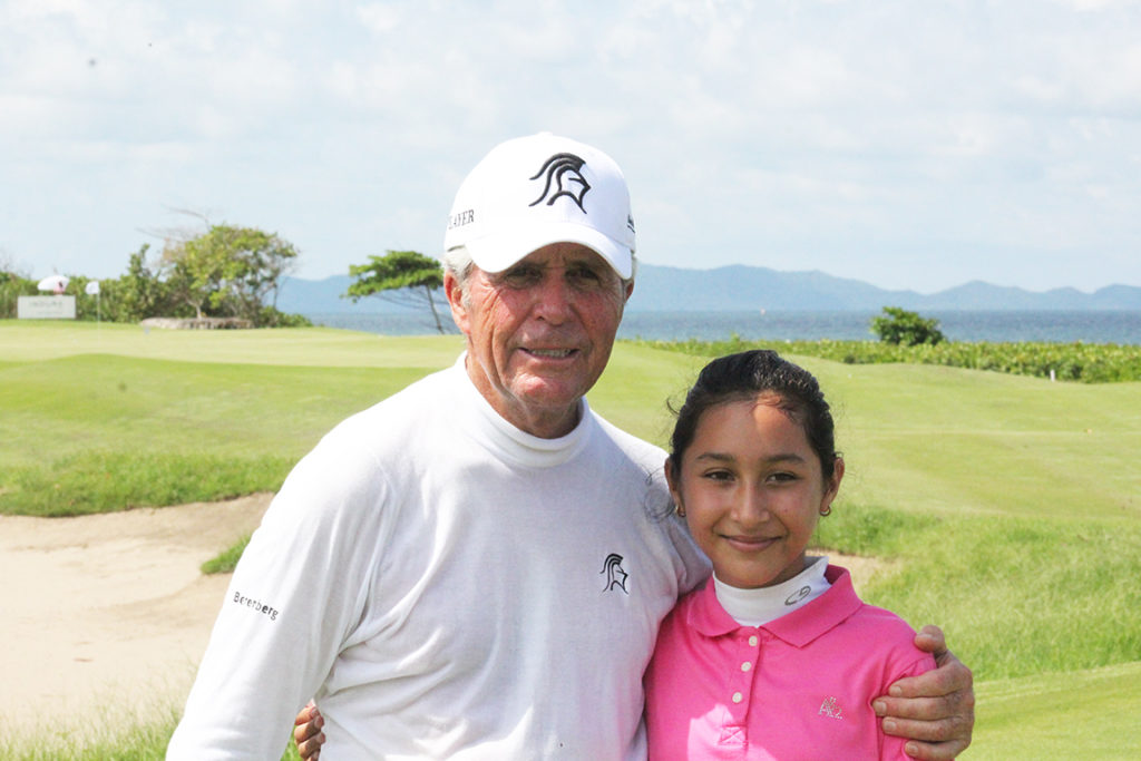 Don Gary Player posó con Daniela Ramos, niña a quien ve grandes condiciones. Foto HSI/Reiner Germer