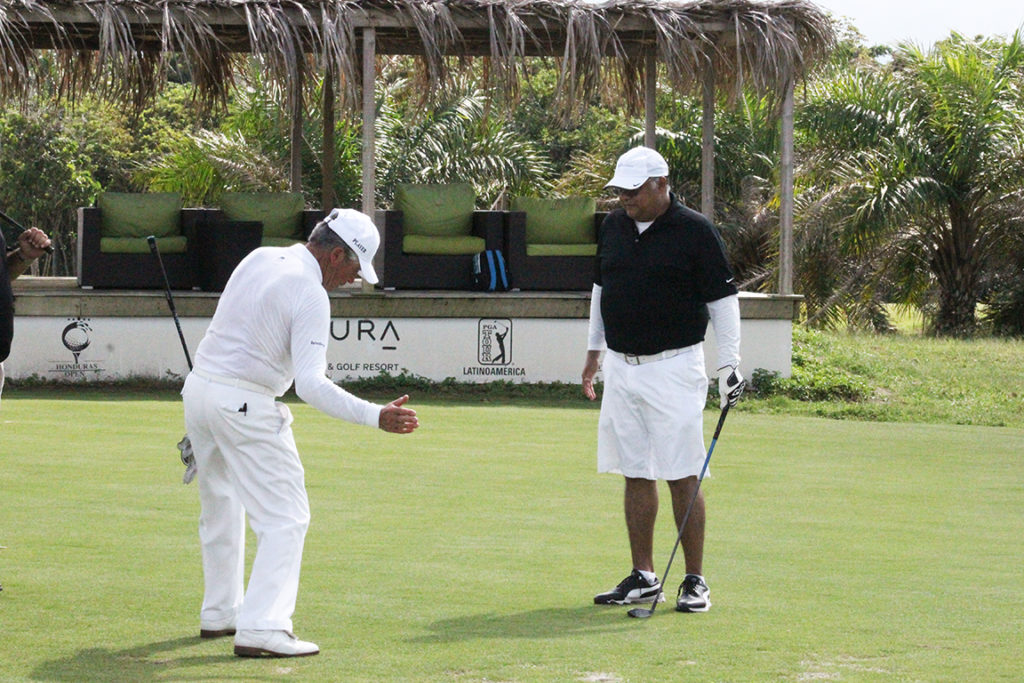 Gary Player dando consejos a un golfista catracho. Foto HSI/Reiner Germer