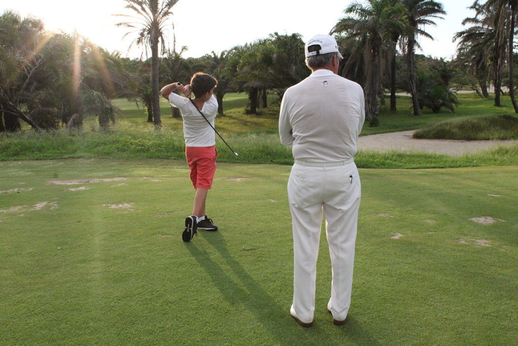 Don Gary le dedicó tiempo extra a los niños del público para ayudarles con algunos fundamentos de golf. Foto HSI/Reiner Germer