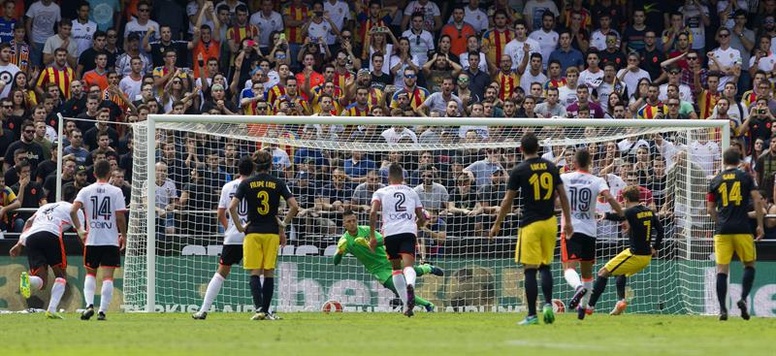 Un Atlético en alza, sale líder de Mestalla al vencer a un Valencia flojo