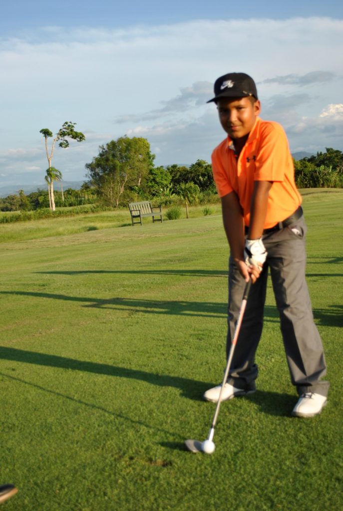 El joven Malaquías divide su tiempo entre estudios y campo de golf.