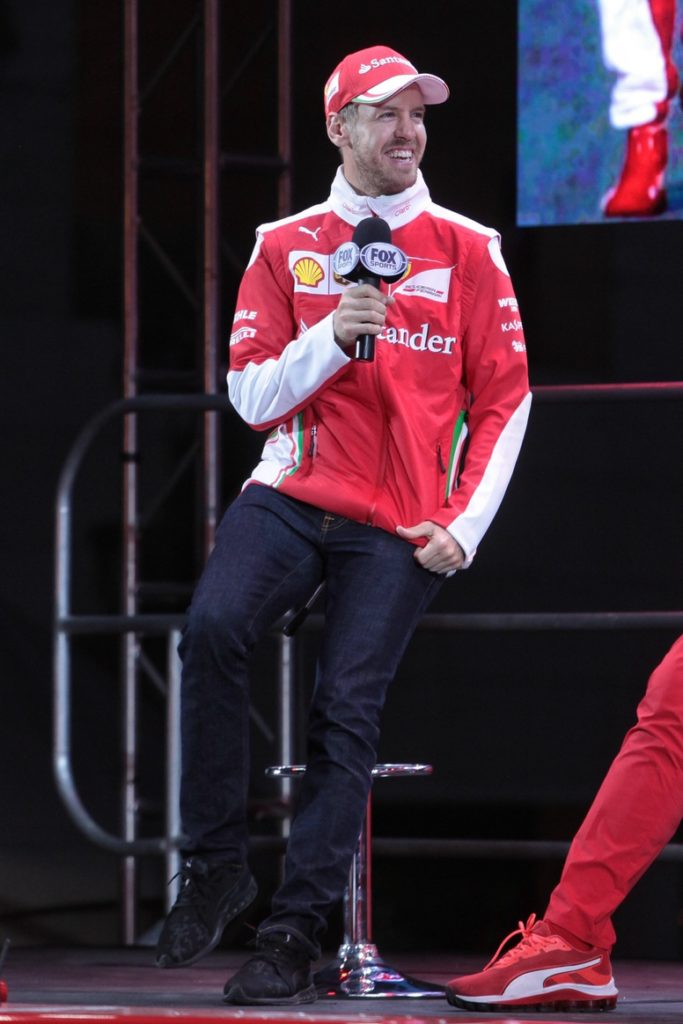 Sebastián Vettel participa hoy, jueves 27 de octubre de 2016, en una convivencia con fans, previo al Gran Premio de México. Foto EFE