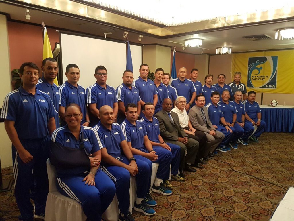 El grupo de profesionales que participa en el curso FIFA. Foto LNP