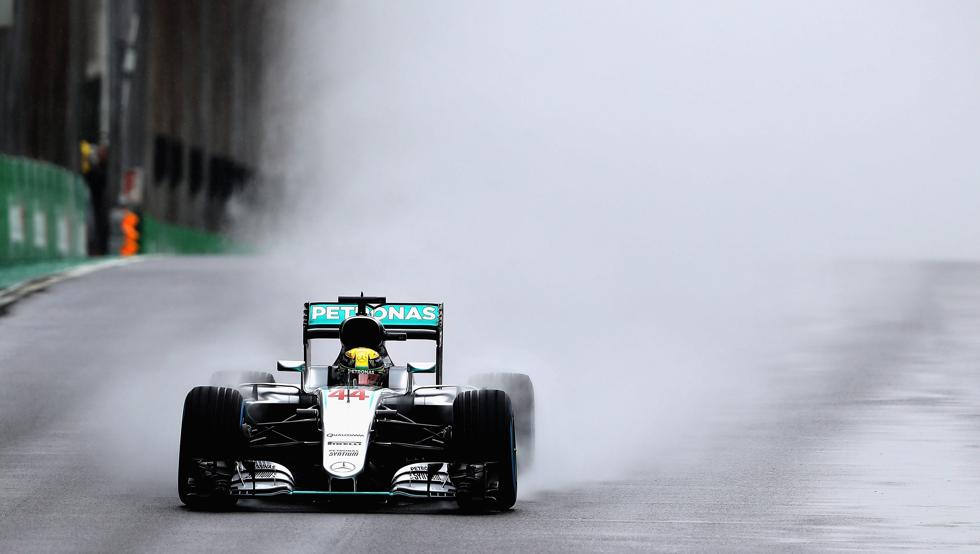 Bajo una tormenta que provocó varios retiros, Hamilton gana en Interlagos-Brasil