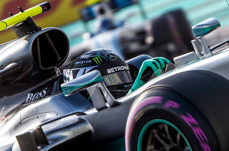 Hamilton el mas rápido en Yas Marina; Rosberg sale segundo en la lucha por el título