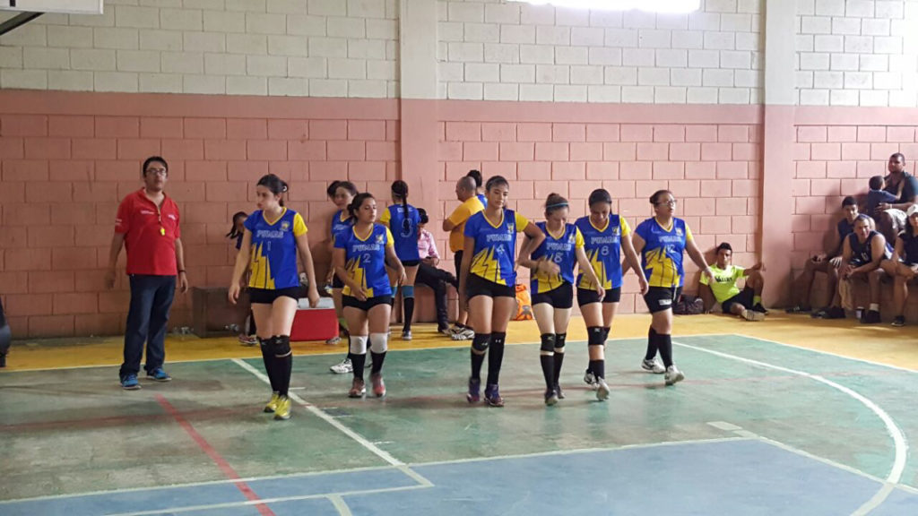 Las chicas copanecas de la liga Santarrocense previo a iniciar el campeonato. Foto HSI/Carlos Osorio