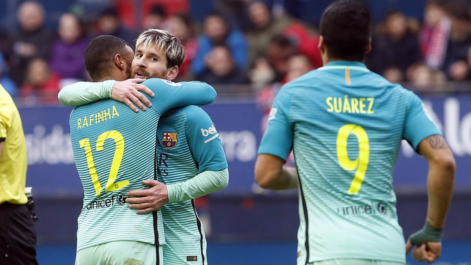 Barcelona vence a Osasuna con Messi anotando doblete en El Sadar